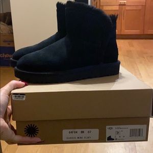 UGG mini fluff hi low in black sz 7